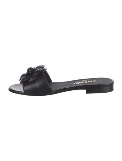 Pre-owned Chanel Interlocking Cc Logo Leather Slides In Black