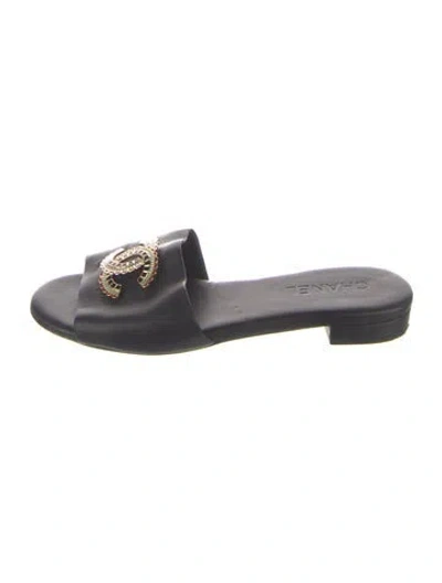 Pre-owned Chanel Interlocking Cc Logo Leather Slides In Black