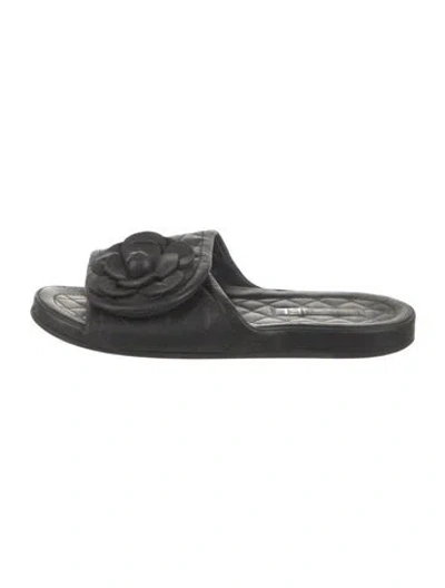 Pre-owned Chanel Interlocking Cc Logo Leather Slides In Black