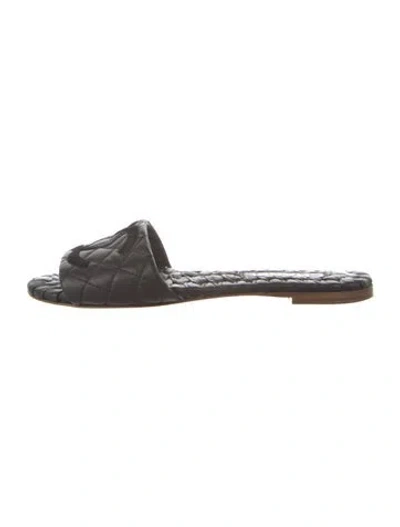 Pre-owned Chanel Interlocking Cc Logo Leather Slides In Black