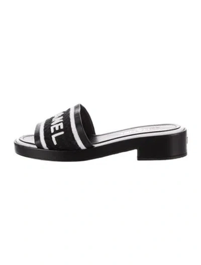 Pre-owned Chanel Interlocking Cc Logo Leather Slides In Black