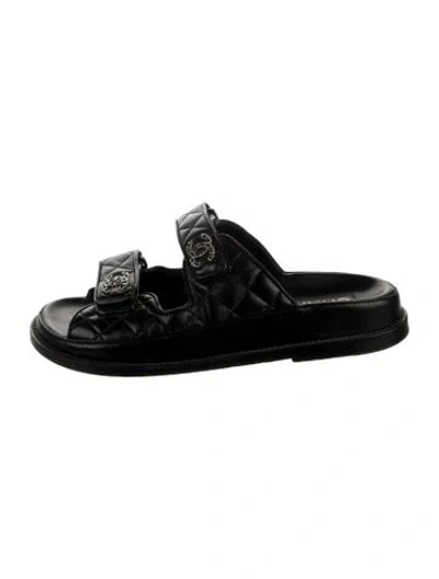 Pre-owned Chanel Interlocking Cc Logo Leather Slides In Black