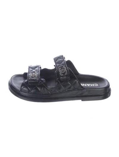 Pre-owned Chanel Interlocking Cc Logo Leather Slides In Black
