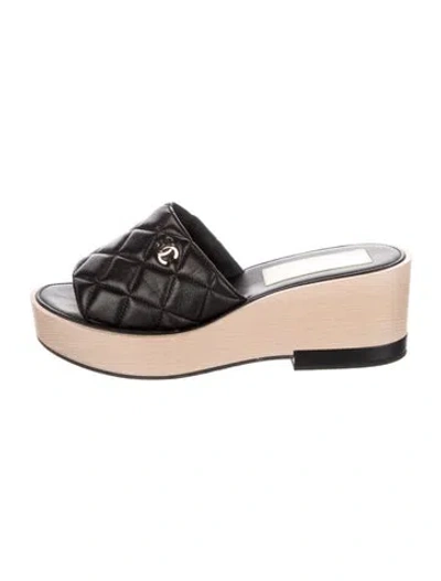 Pre-owned Chanel Interlocking Cc Logo Leather Slides In Black
