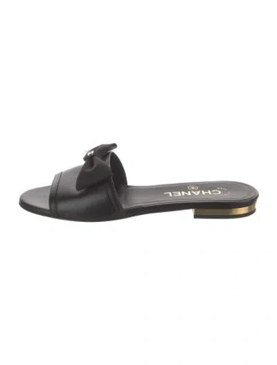 Pre-owned Chanel Interlocking Cc Logo Leather Slides In Black