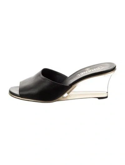 Pre-owned Chanel Interlocking Cc Logo Leather Slides In Black