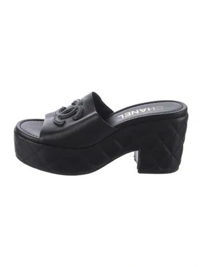 Pre-owned Chanel Interlocking Cc Logo Leather Slides In Black