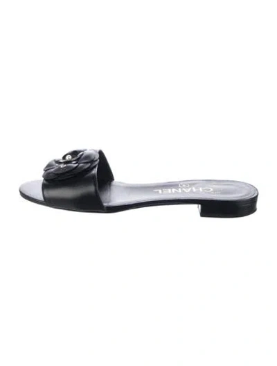 Pre-owned Chanel Interlocking Cc Logo Leather Slides In Black