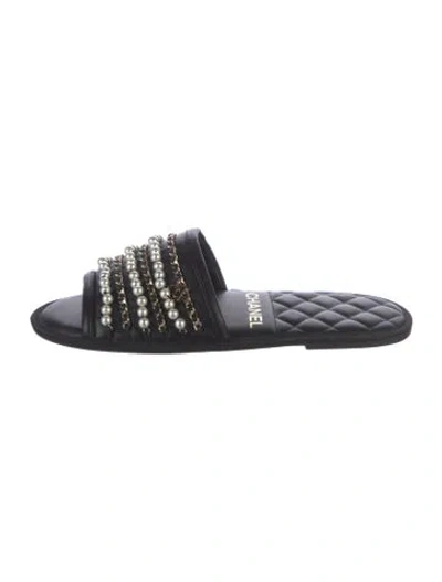 Pre-owned Chanel Interlocking Cc Logo Leather Slides In Black