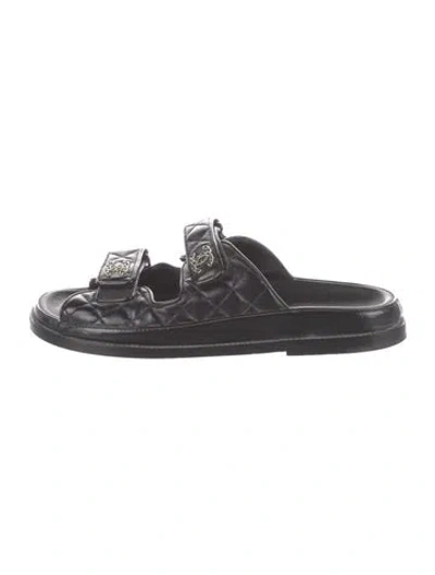 Pre-owned Chanel Interlocking Cc Logo Leather Slides In Black