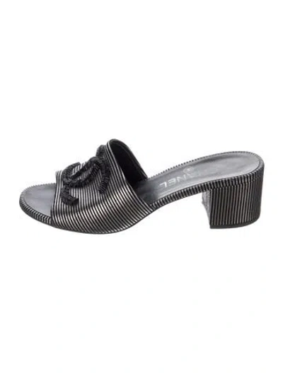 Pre-owned Chanel Interlocking Cc Logo Leather Slides In Black/silver