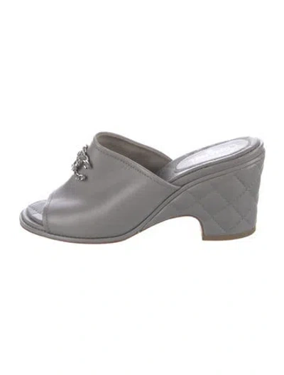 Pre-owned Chanel Interlocking Cc Logo Leather Slides In Gray