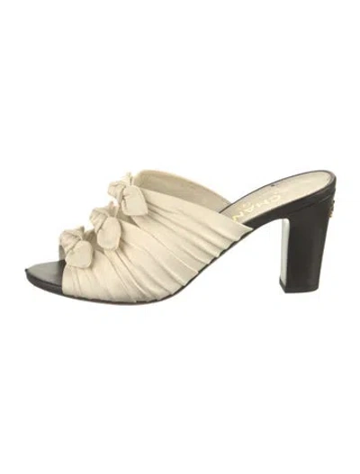 Pre-owned Chanel Interlocking Cc Logo Leather Slides In Neutral