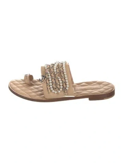 Pre-owned Chanel Interlocking Cc Logo Leather Slides In Neutral