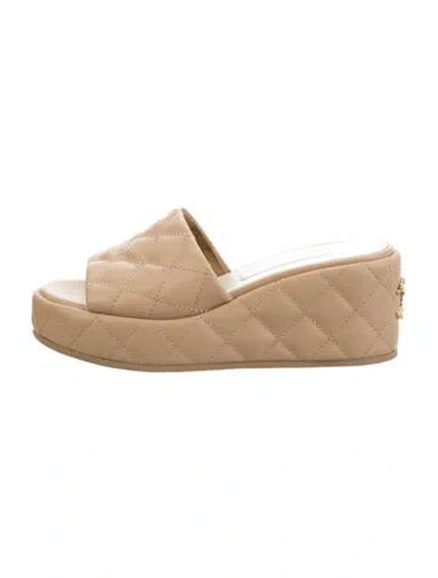 Pre-owned Chanel Interlocking Cc Logo Leather Slides In Neutral