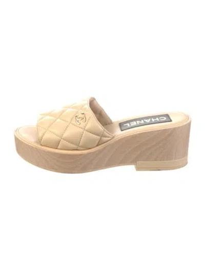 Pre-owned Chanel Interlocking Cc Logo Leather Slides In Neutral