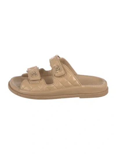 Pre-owned Chanel Interlocking Cc Logo Leather Slides In Neutral