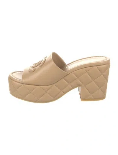 Pre-owned Chanel Interlocking Cc Logo Leather Slides In Neutral