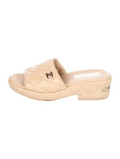 Pre-owned Chanel Interlocking Cc Logo Leather Slides In Neutral