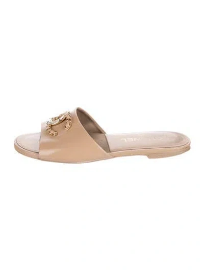 Pre-owned Chanel Interlocking Cc Logo Leather Slides In Neutrals