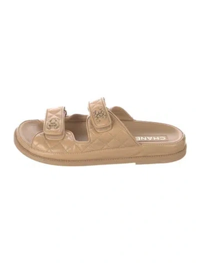Pre-owned Chanel Interlocking Cc Logo Leather Slides In Neutrals