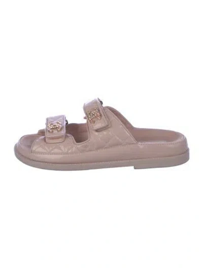 Pre-owned Chanel Interlocking Cc Logo Leather Slides In Pink