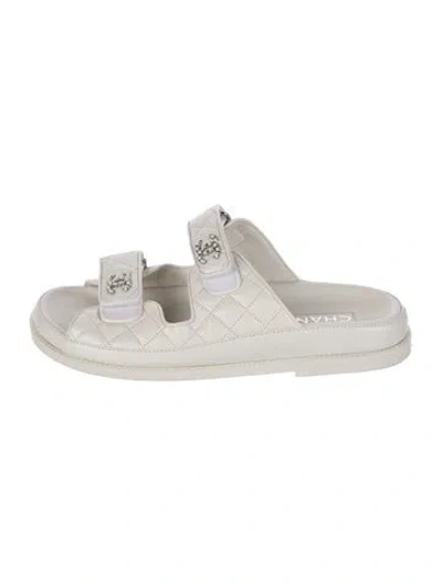 Pre-owned Chanel Interlocking Cc Logo Leather Slides In White