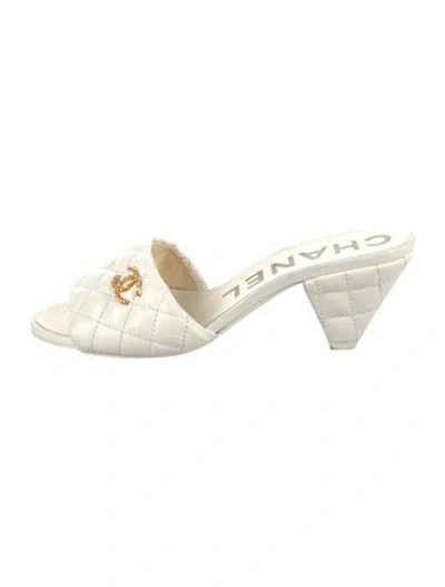 Pre-owned Chanel Interlocking Cc Logo Leather Slides In White