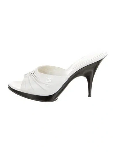 Pre-owned Chanel Interlocking Cc Logo Leather Slides In White