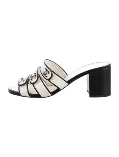 Pre-owned Chanel Interlocking Cc Logo Leather Slides In White