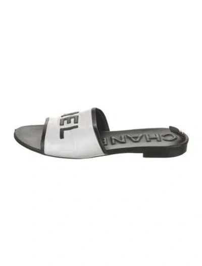 Pre-owned Chanel Interlocking Cc Logo Leather Slides In White