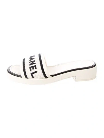 Pre-owned Chanel Interlocking Cc Logo Leather Slides In White