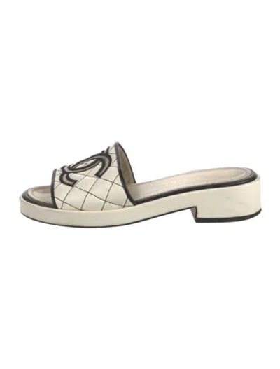 Pre-owned Chanel Interlocking Cc Logo Leather Slides In White