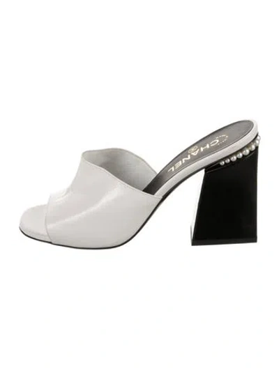 Pre-owned Chanel Interlocking Cc Logo Leather Slides In White