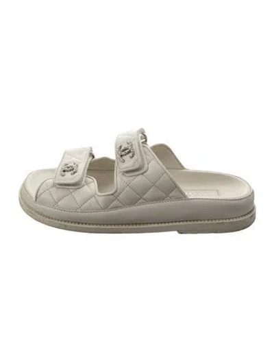 Pre-owned Chanel Interlocking Cc Logo Leather Slides In White