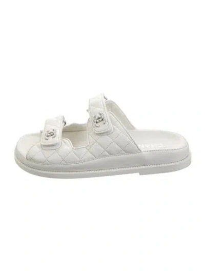 Pre-owned Chanel Interlocking Cc Logo Leather Slides In White
