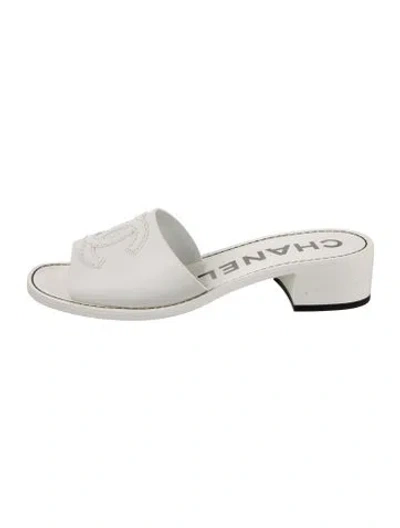 Pre-owned Chanel Interlocking Cc Logo Leather Slides In White