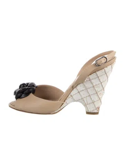 Pre-owned Chanel Interlocking Cc Logo Leather Slingback Pumps In Neutral