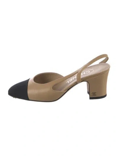 Pre-owned Chanel Interlocking Cc Logo Leather Slingback Pumps In Neutrals