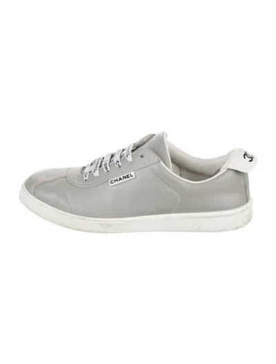 Pre-owned Chanel Interlocking Cc Logo Leather Sneakers In Gray