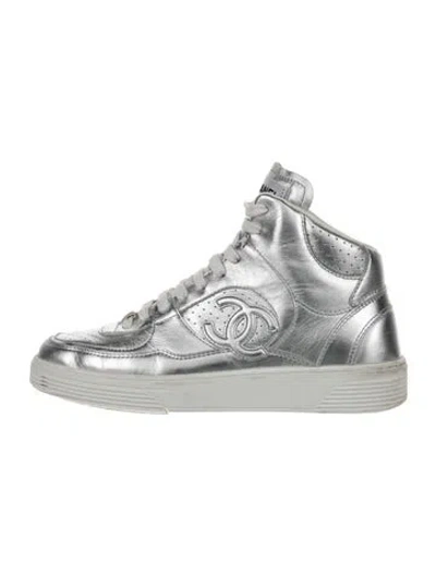 Pre-owned Chanel Interlocking Cc Logo Leather Sneakers In Silver