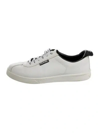 Pre-owned Chanel Interlocking Cc Logo Leather Sneakers In White