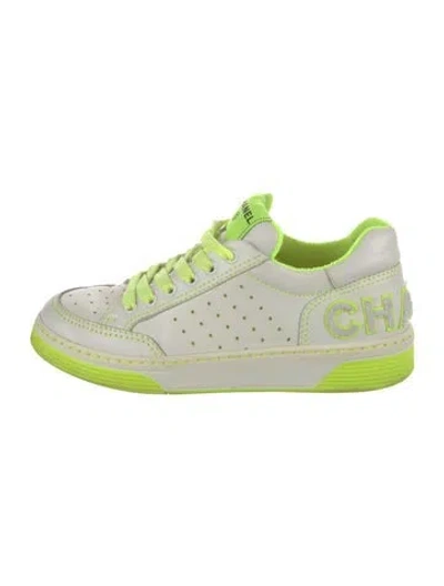 Pre-owned Chanel Interlocking Cc Logo Leather Sneakers In White