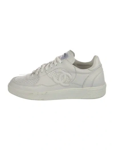 Pre-owned Chanel Interlocking Cc Logo Leather Sneakers In White