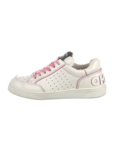 Pre-owned Chanel Interlocking Cc Logo Leather Sneakers In White