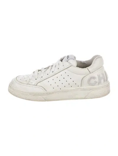 Pre-owned Chanel Interlocking Cc Logo Leather Sneakers In White
