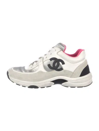 Pre-owned Chanel Interlocking Cc Logo Leather Sneakers In White