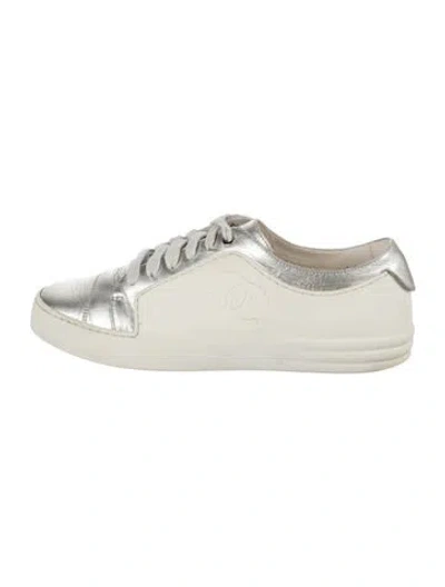 Pre-owned Chanel Interlocking Cc Logo Leather Sneakers In White