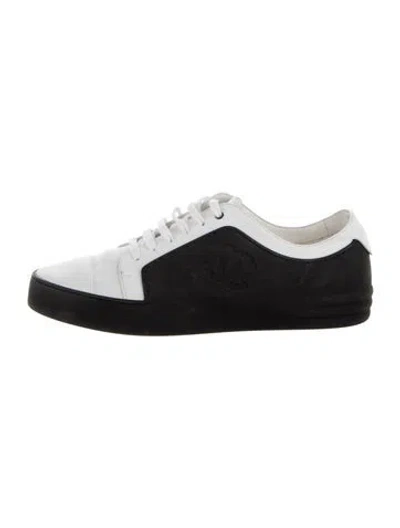 Pre-owned Chanel Interlocking Cc Logo Leather Sneakers In White