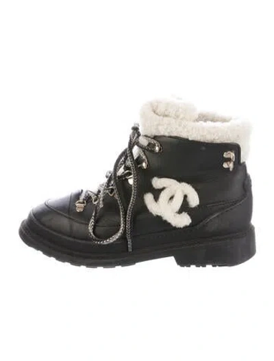 Pre-owned Chanel Interlocking Cc Logo Leather Snow Boots In Black